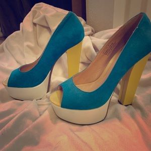 Blue and yellow plate form pumps